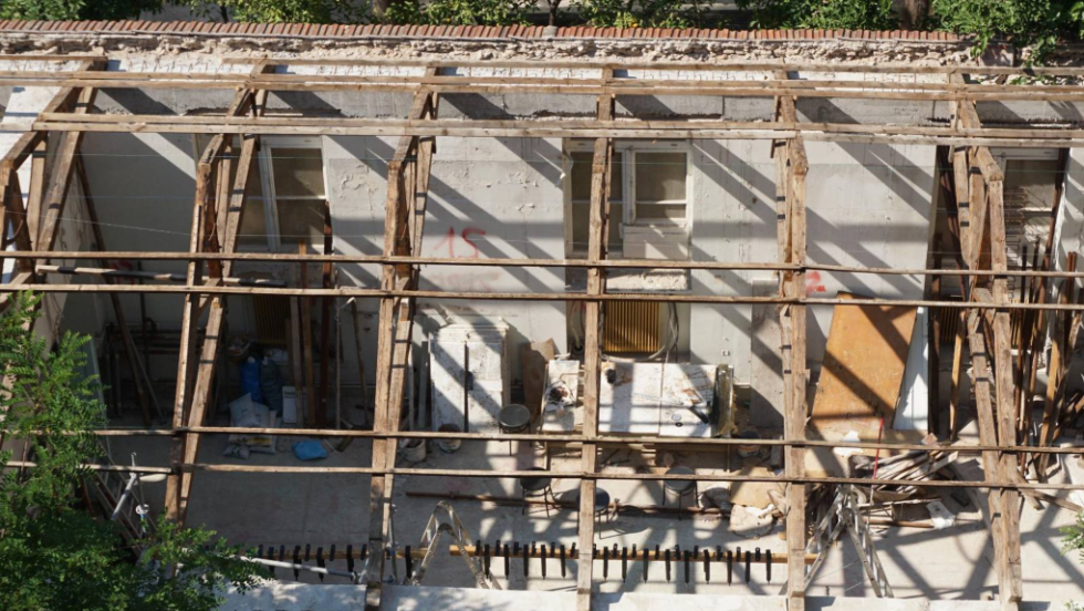 4/6/2025: φαίνεται η κακή κατάσταση του εργοταξίου, χωρίς τις προβλεπόμενες σκαλωσιές και χωρίς κάλυψη των μαρμάρων